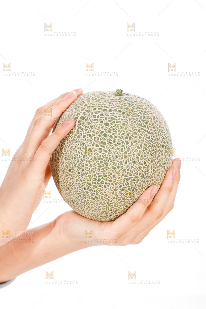 手里捧着哈蜜瓜