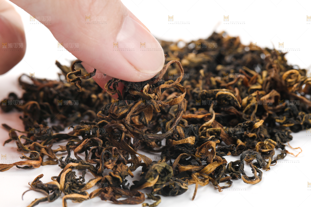 白底上摆放着蒲公英茶