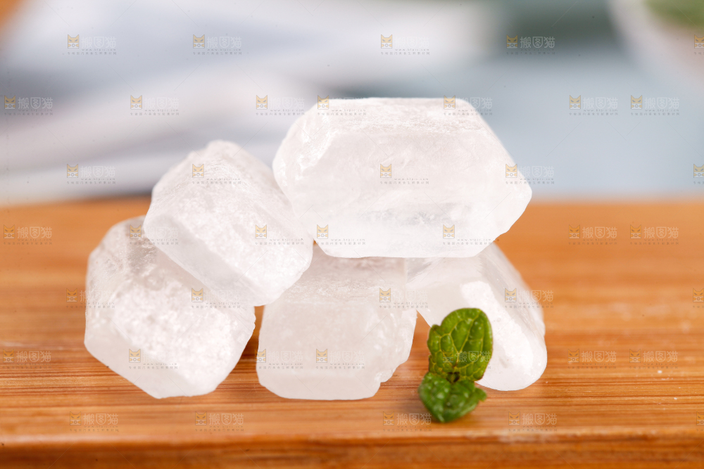 木底上放着冰糖