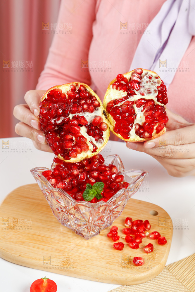 手里拿着红石榴