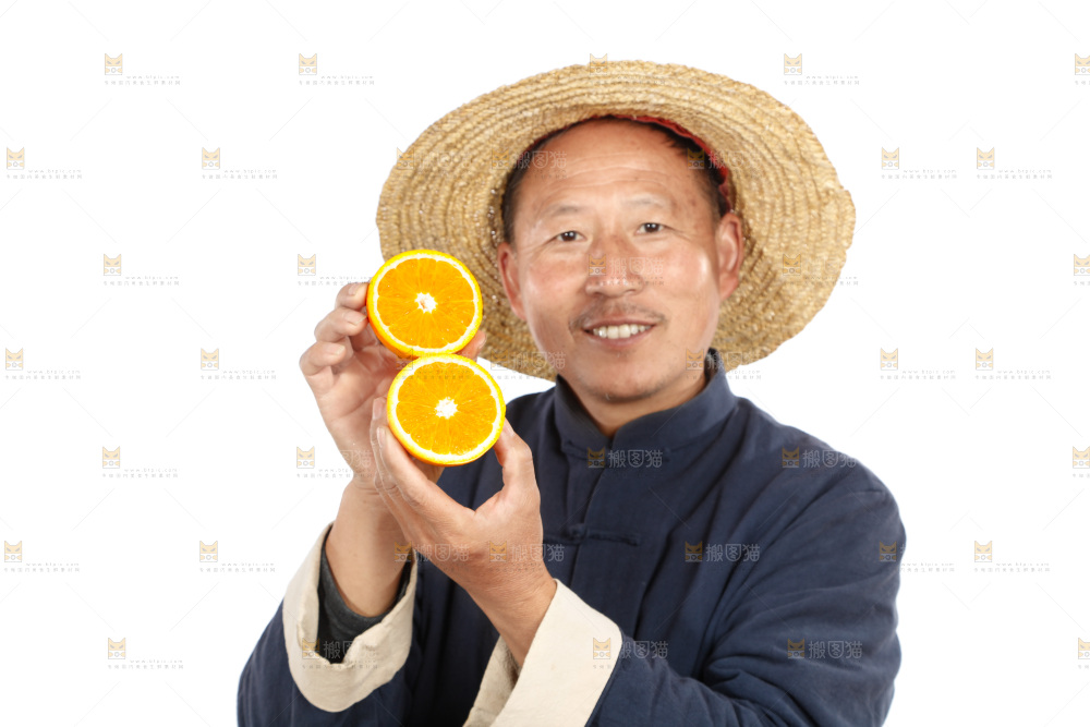 农民手里拿着橙子