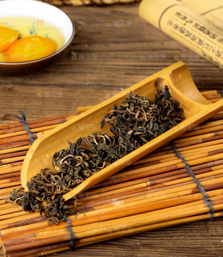 碟子里装着茶叶