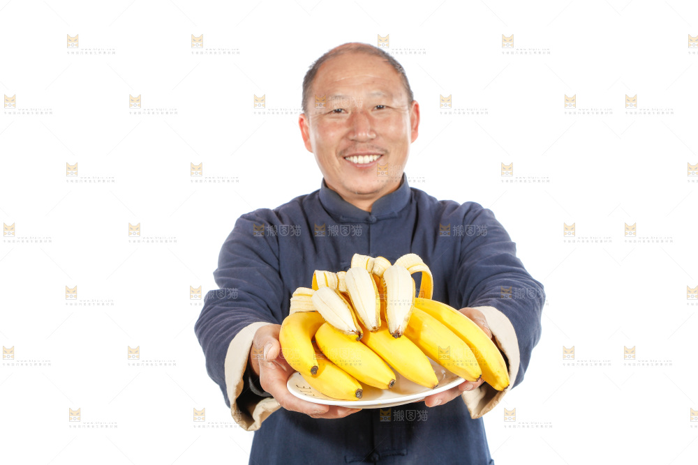 农民手里拿着一串香蕉