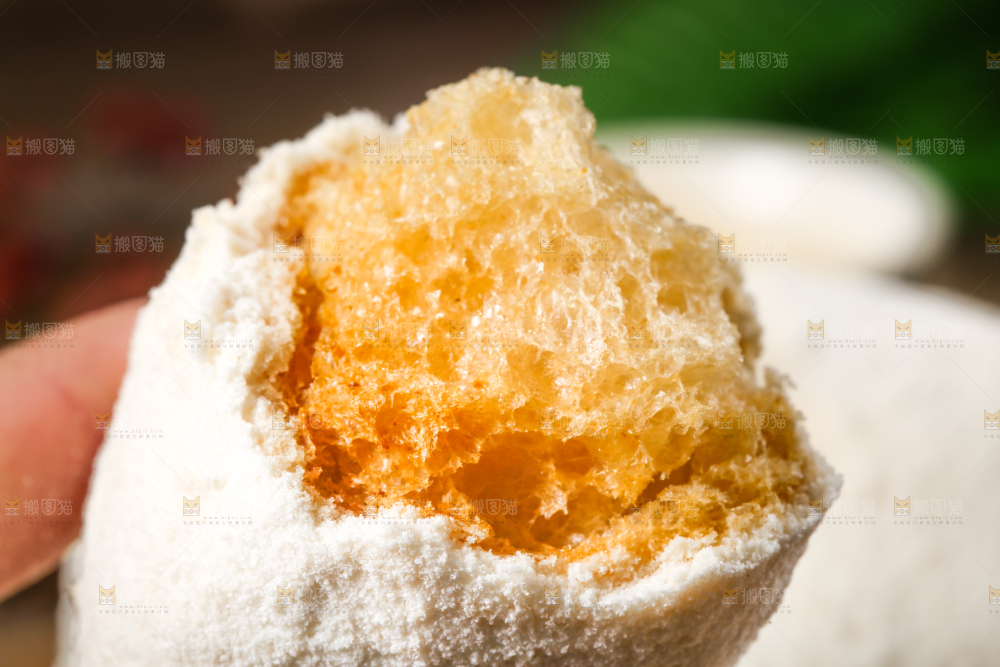 手里拿着雪枣
