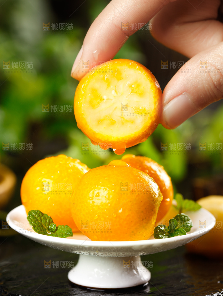 盘子里装着小金桔
