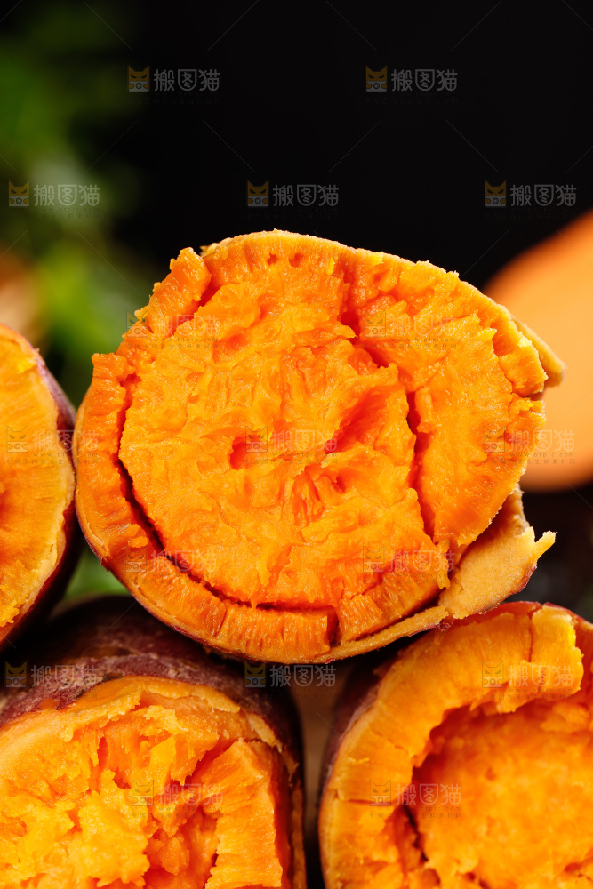 木板上放着红心蜜薯