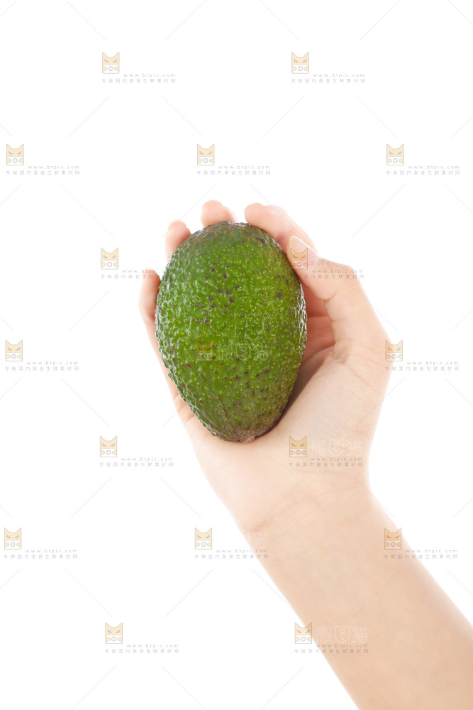 手里拿着牛油果