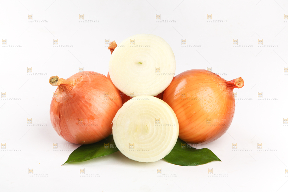 白底上放着黄皮洋葱