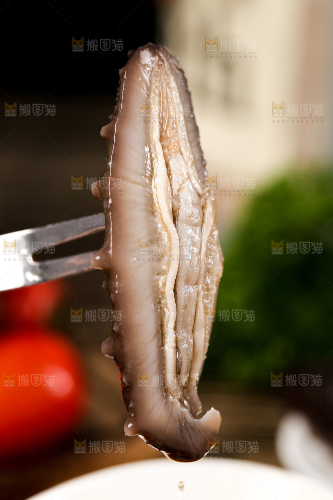 叉子叉着海参