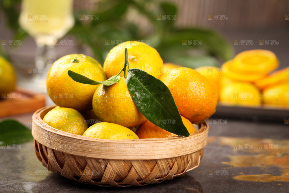 石板上放着一筐清香蜜橘