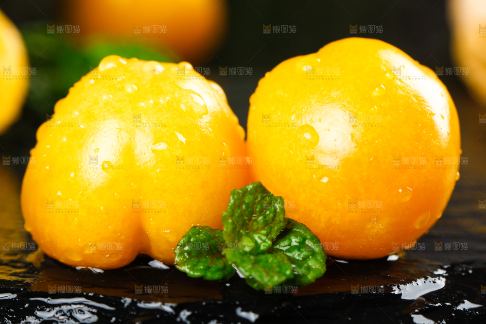 黑底上放着姑娘果