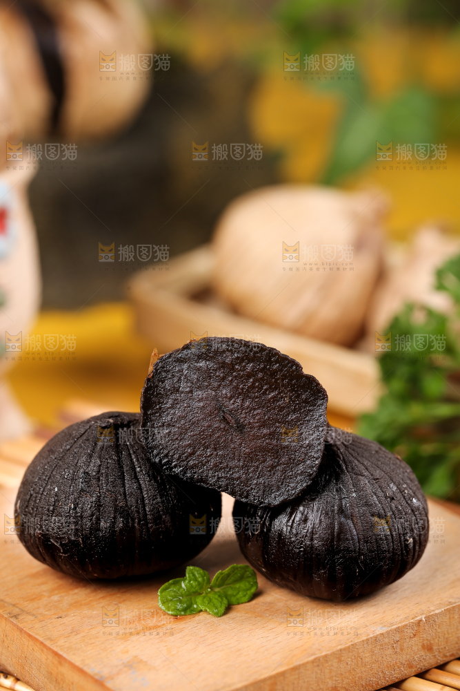 竹底上放着一盘黑蒜