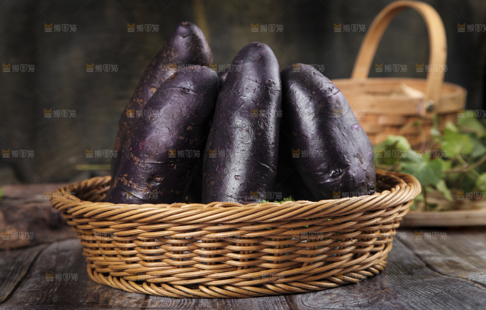 篮子里装着黑心紫皮土豆