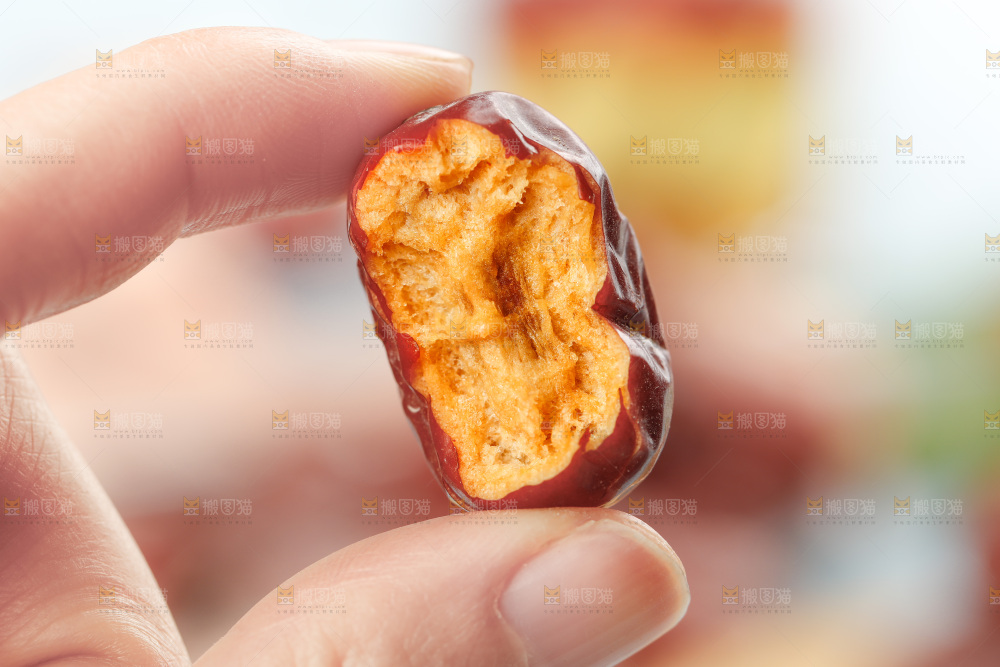 手拿吊干枣