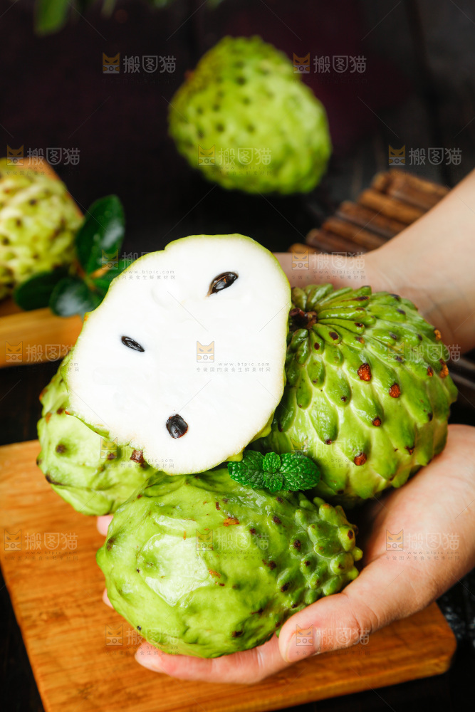 手里拿着牛奶释迦果