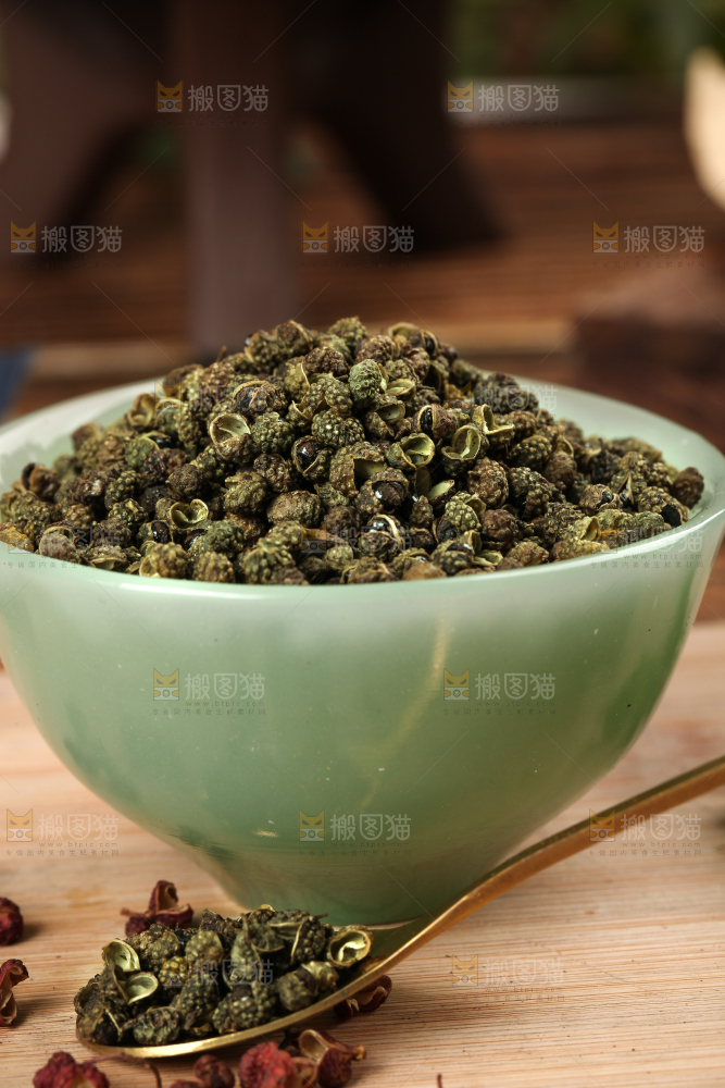 碗里放着青麻椒