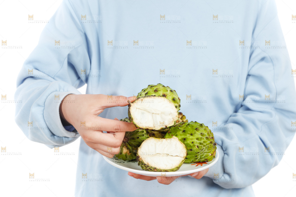 手里端着牛奶释迦果