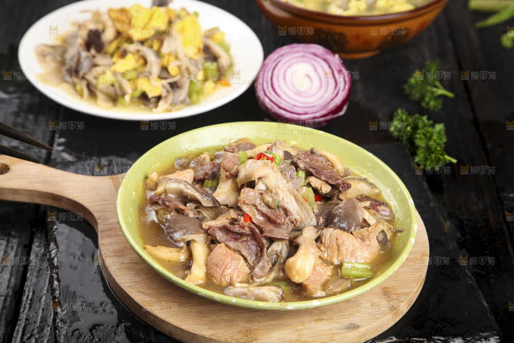 盘子里装着平菇炒肉