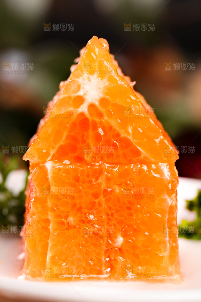 黑底上放着一盘广西沃柑果肉