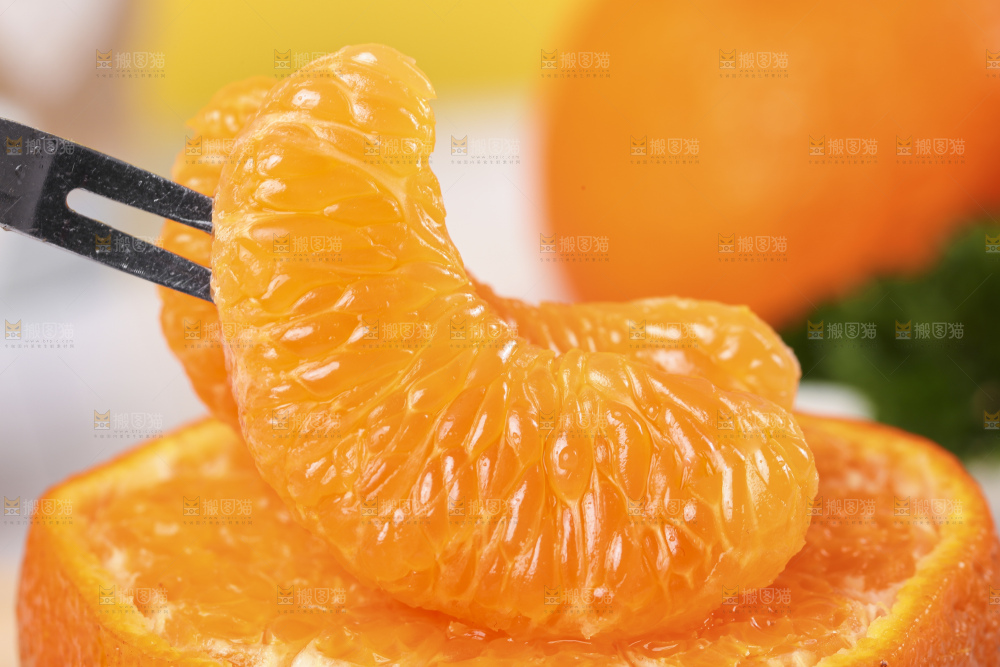 叉子上叉着春见果肉