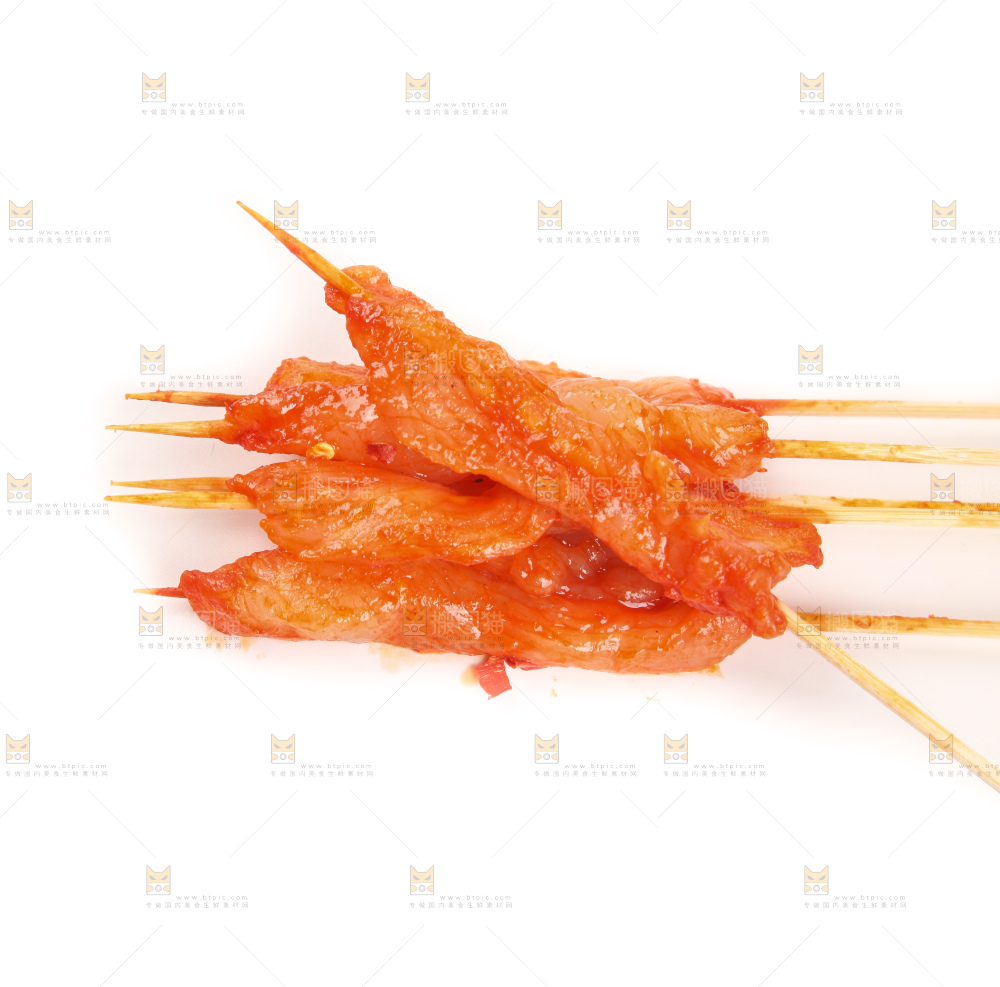 白底上放着肉串