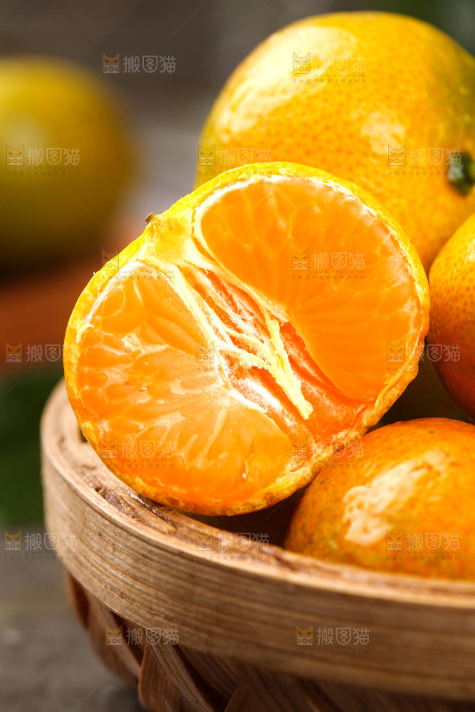 石板上放着一筐清香蜜橘