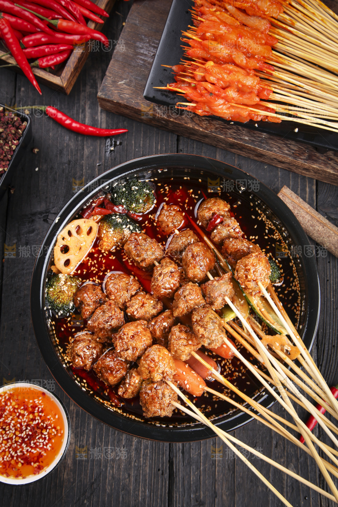 锅里放着牛肉丸串
