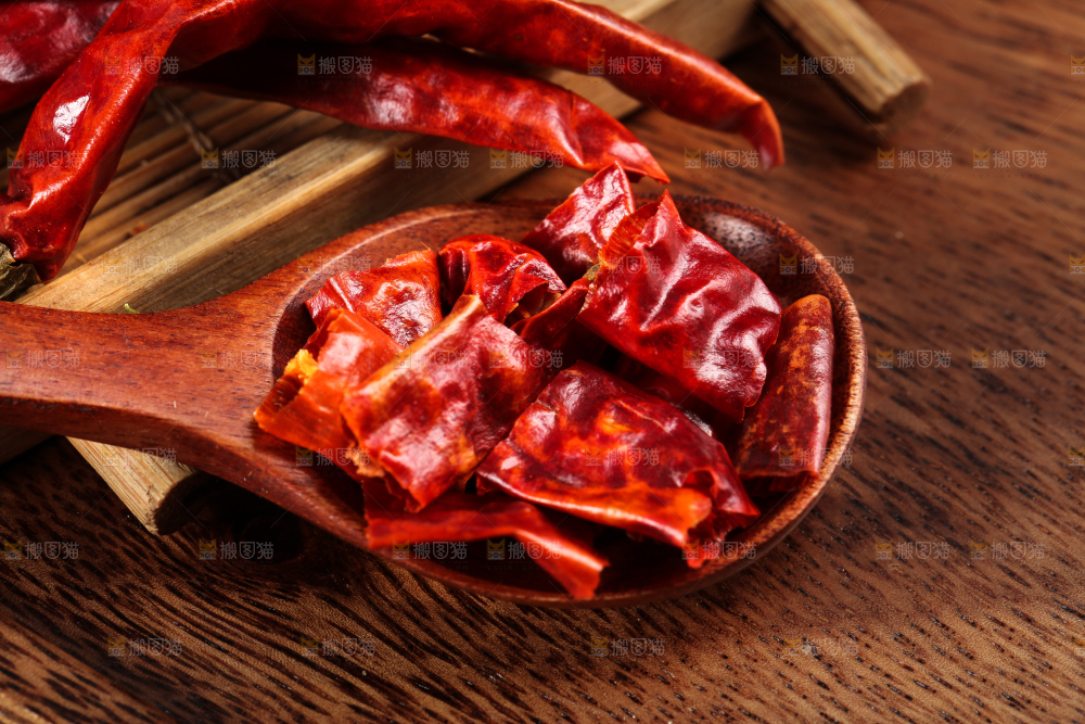 勺子上放着干红辣椒