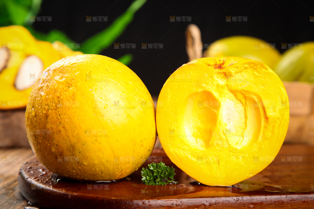 木板上放着海南鸡蛋果