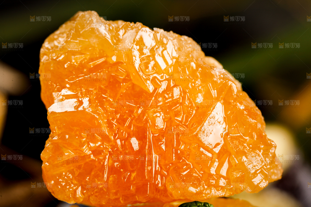 碟子里放着黄糖块