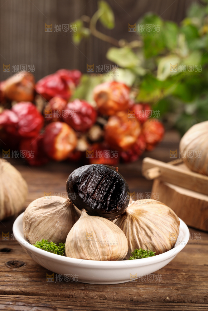 木板上放着独头黑蒜