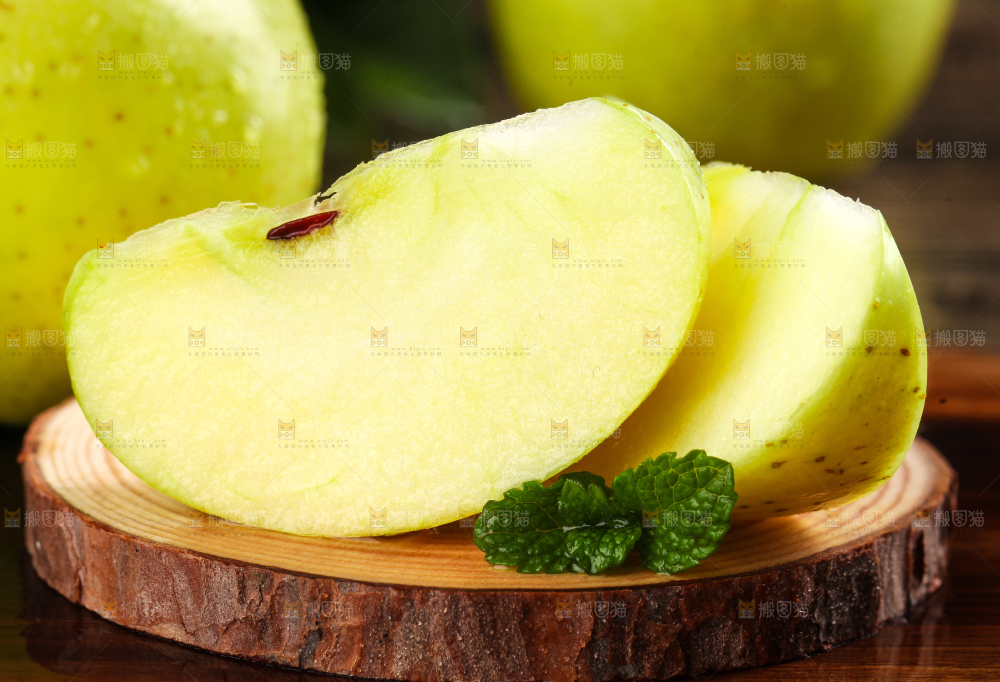 木底上摆放着王林青苹果