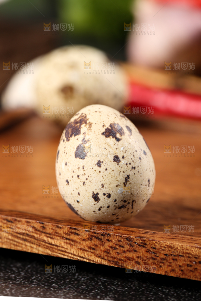木盘里的鹌鹑蛋