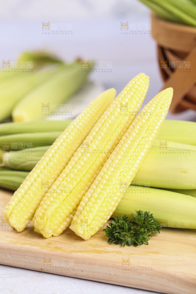 木板上的迷你玉米棒