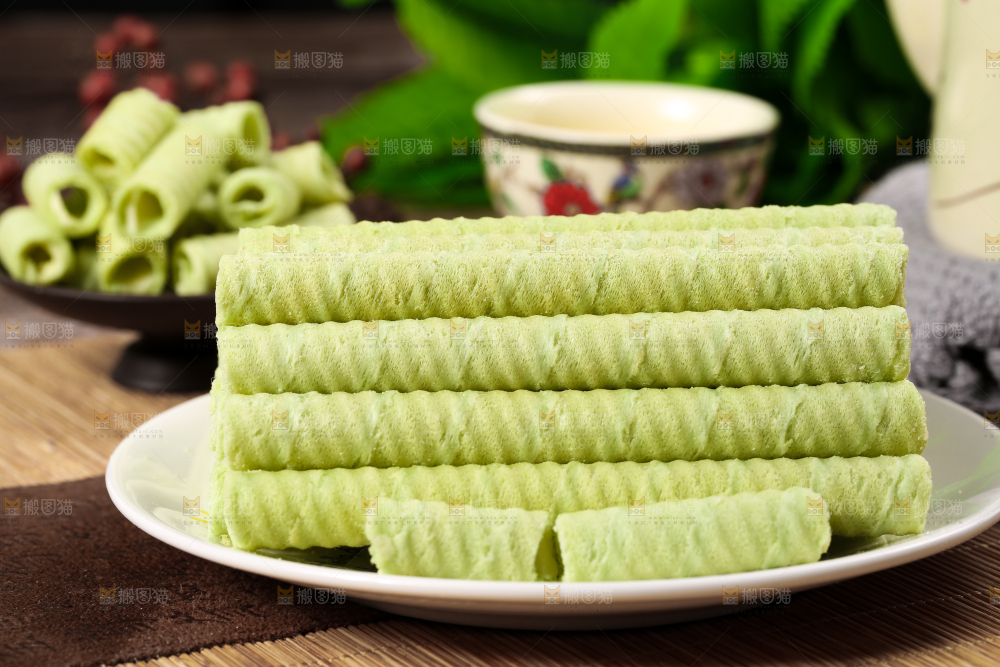 盘子里放着抹茶卷