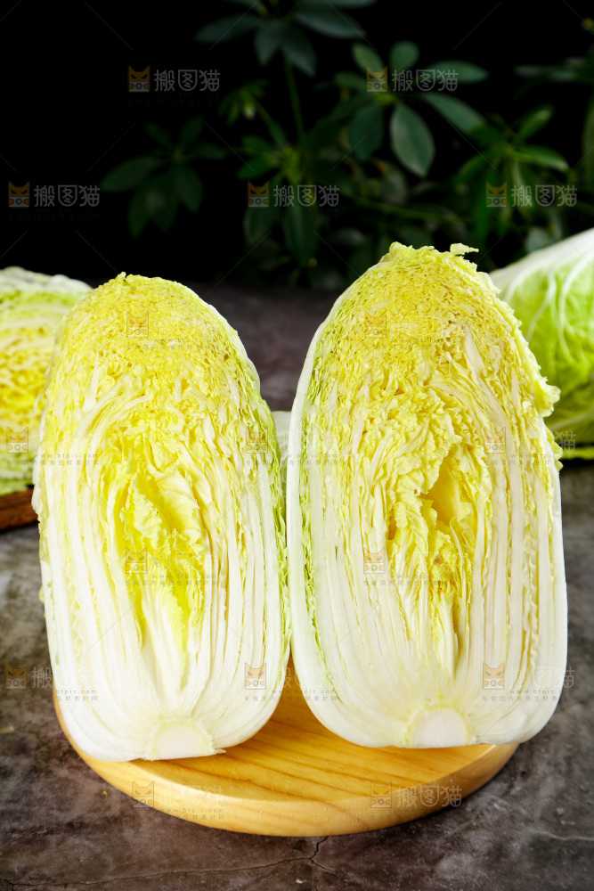 石板上放着一筐山东大白菜