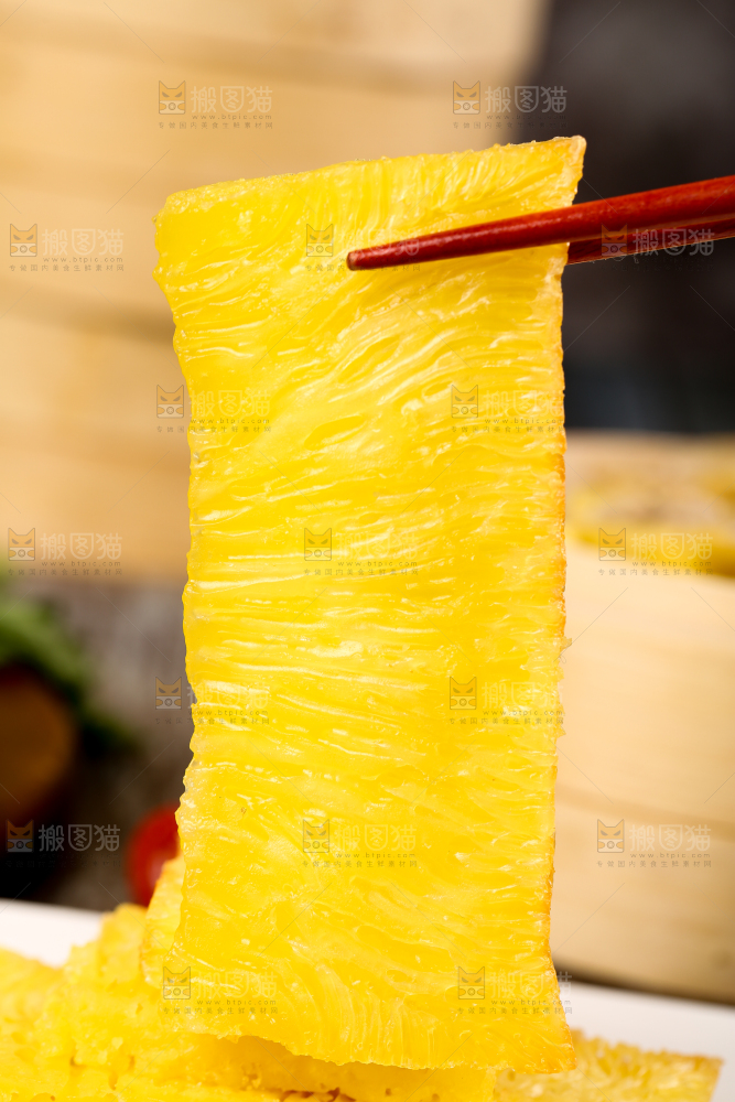 盘子里装着手工蒸糕