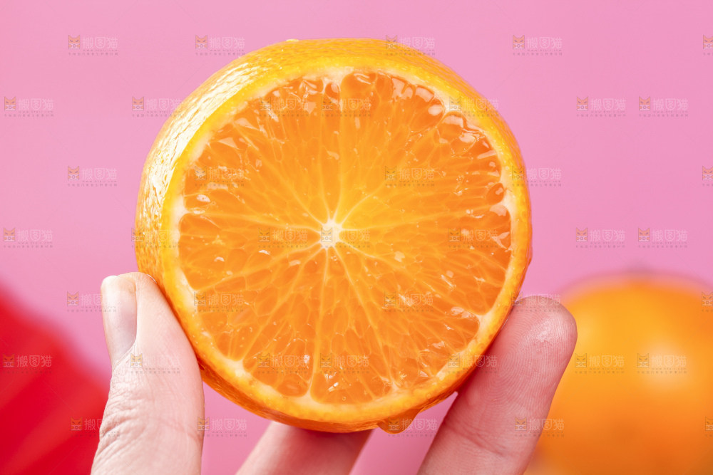 手拿切开的皇帝柑