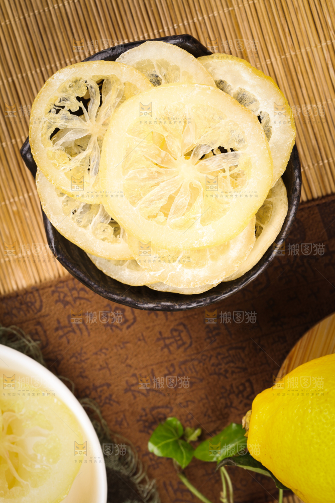 碗里装着干柠檬片茶