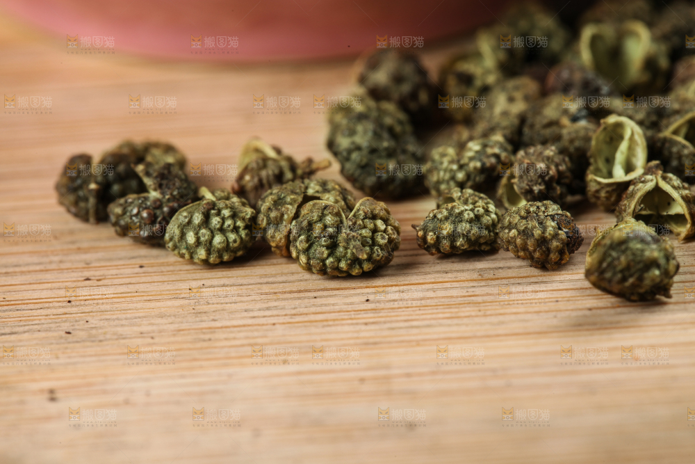 木板上的干青花椒