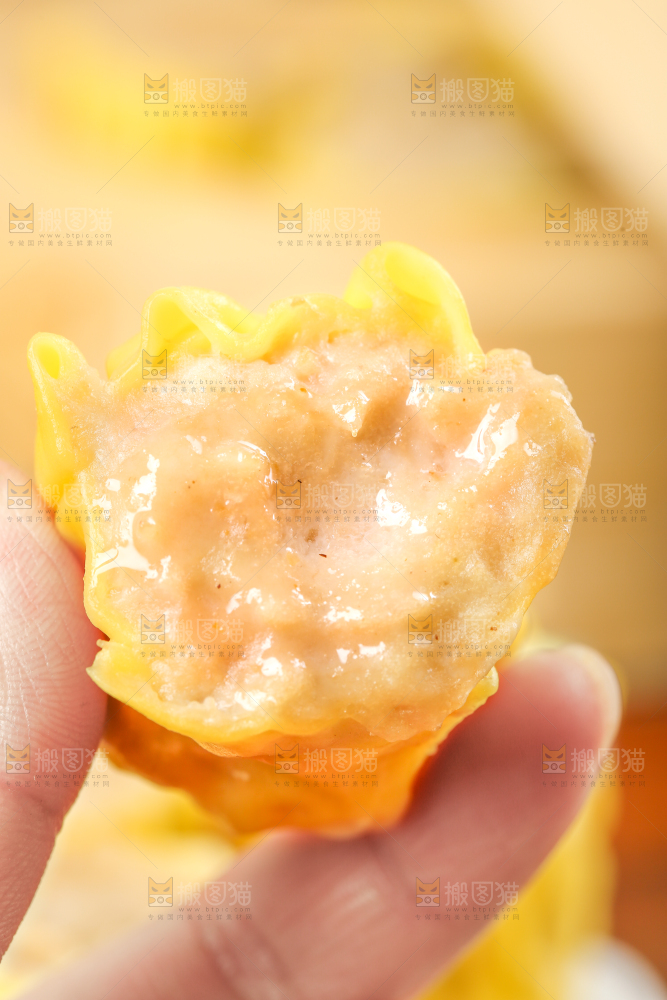 手上拿着鲜肉烧麦