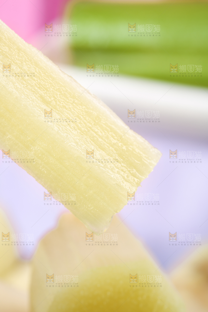 浅底上剥皮的甘蔗