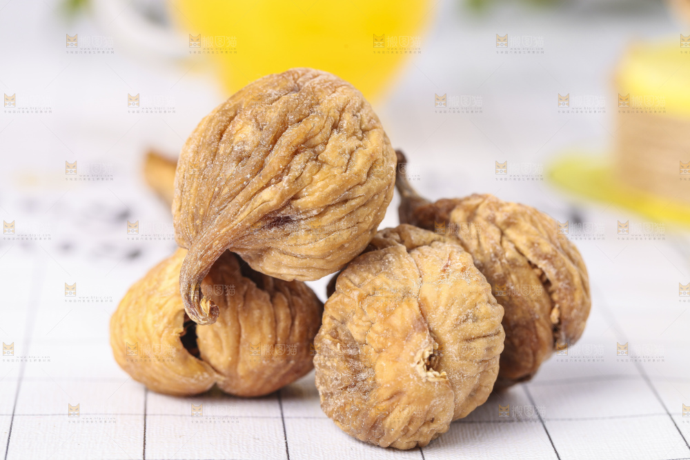 白格子底上的干无花果