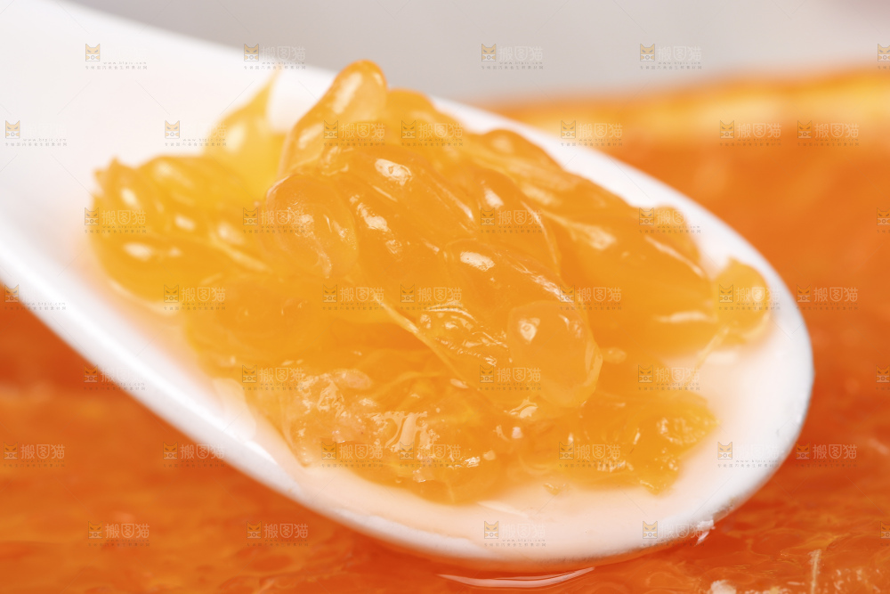勺子里的耙耙柑果肉