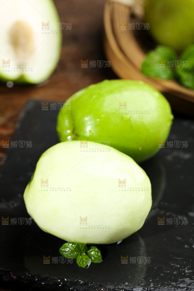 削皮的牛奶大青枣放在黑底上