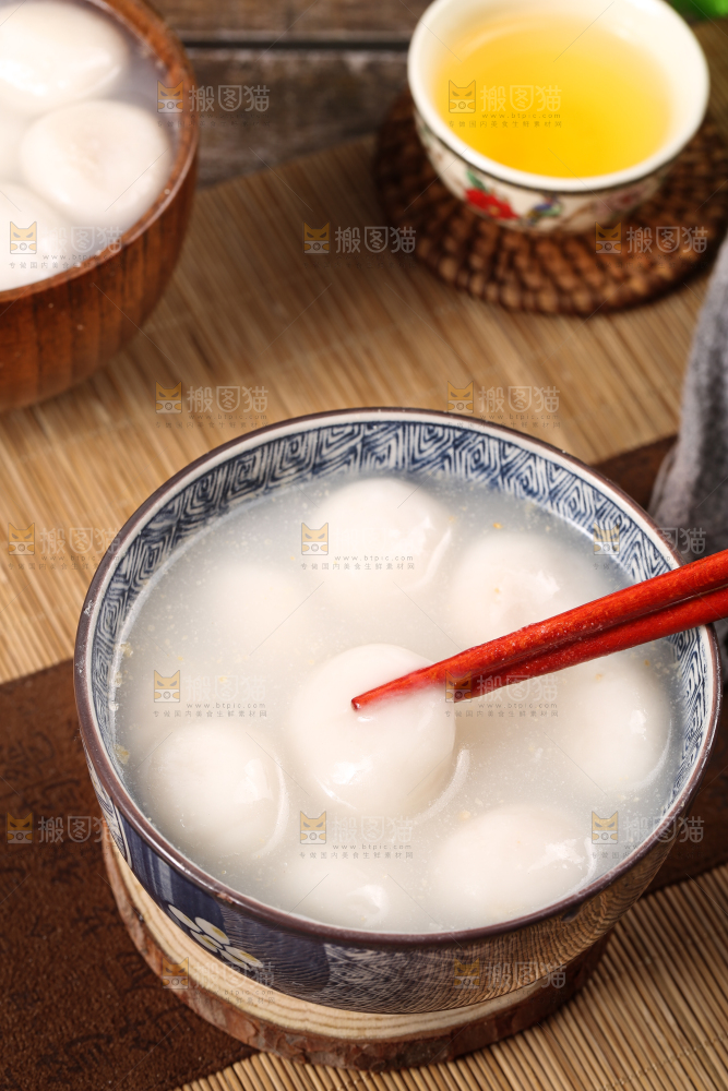 汤碗里放着汤圆