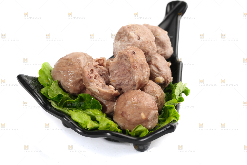一碗牛肉丸放在白底上