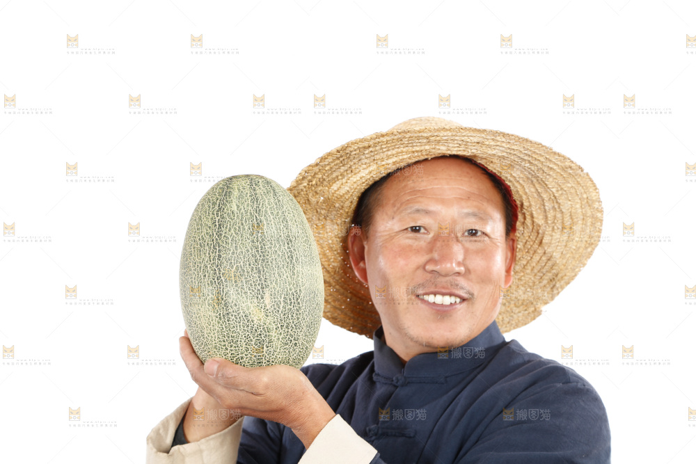 农民手里拿着哈蜜瓜