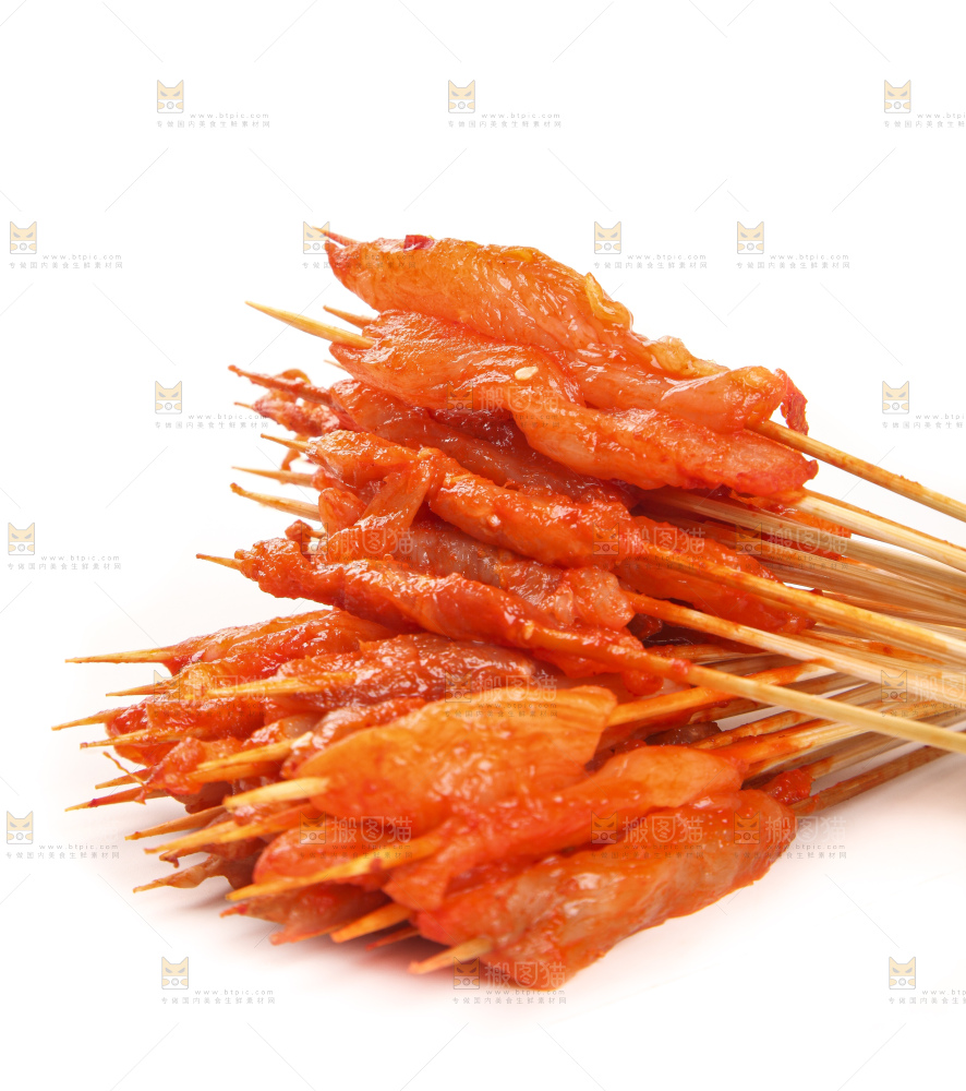 白底上放着肉串