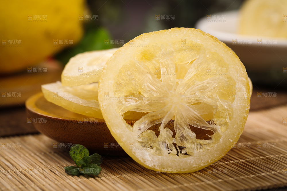 碗里装着干柠檬片茶